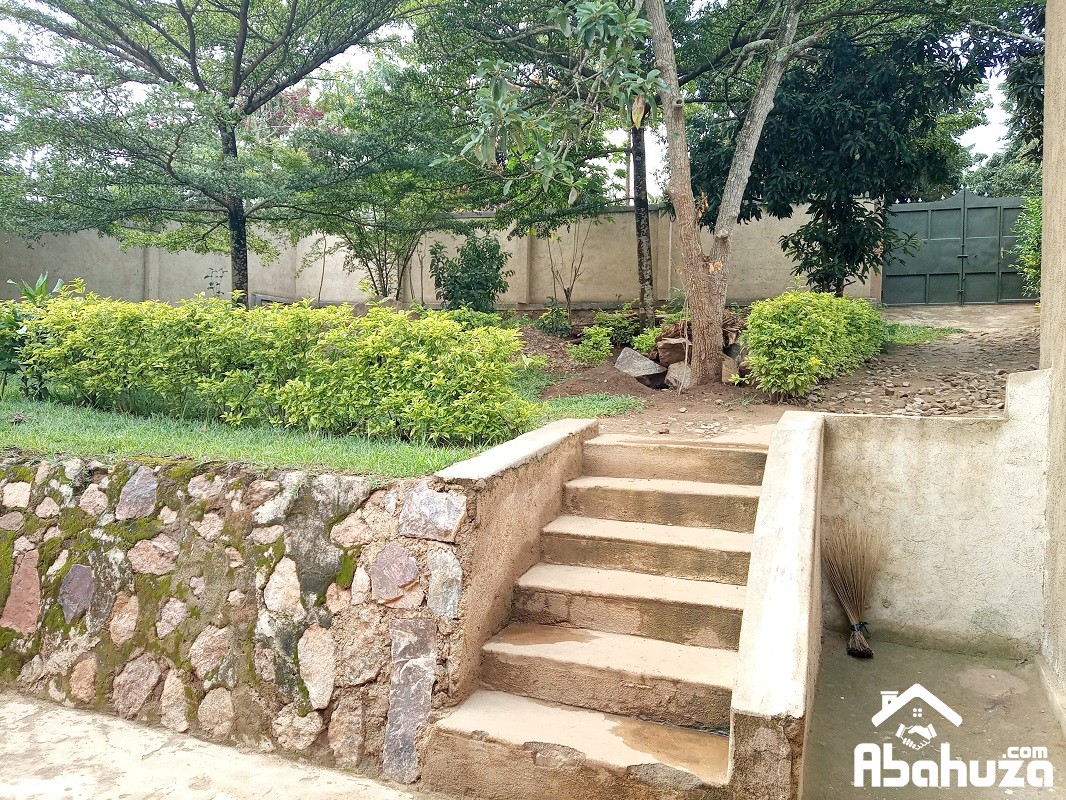 A  PLOT FOR SALE WITH OLD HOUSES IN KIGALI AT GACURIRO
