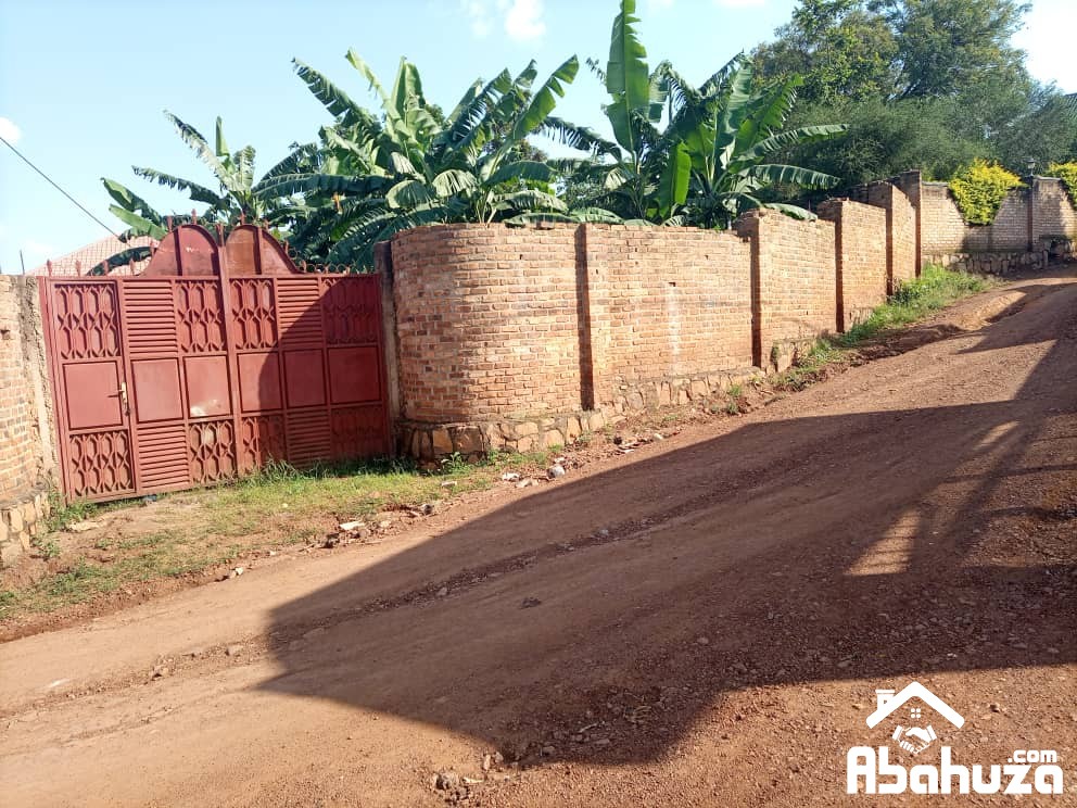 A FANCED PLOT FOR SALE IN KIGALI AT KAGARAMA BETWEEN HOUSES