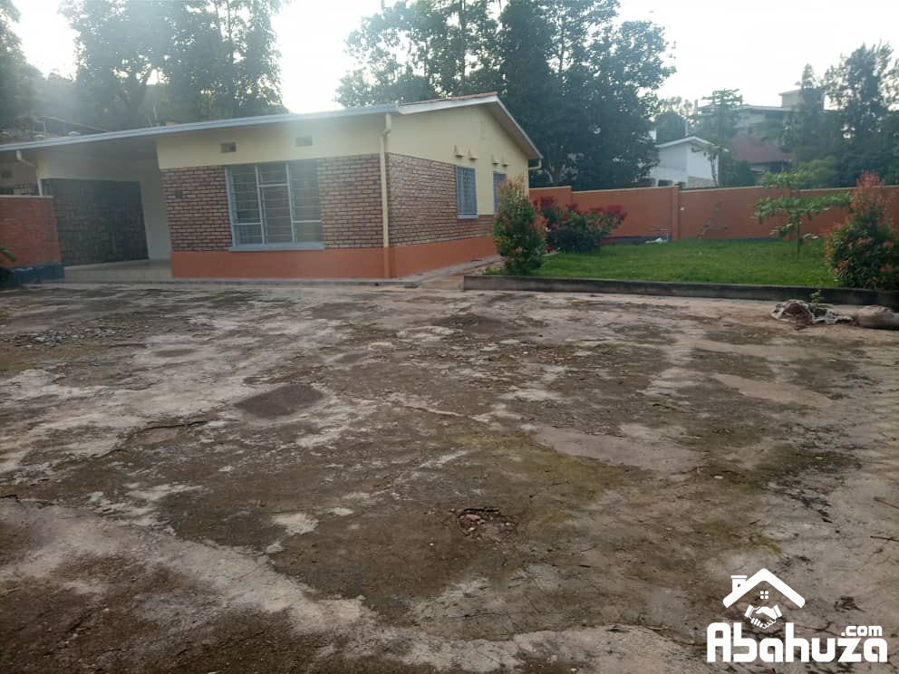 A HOUSE IN BIG COMPOUND FOR SALE IN KIGALI AT KIYOVU