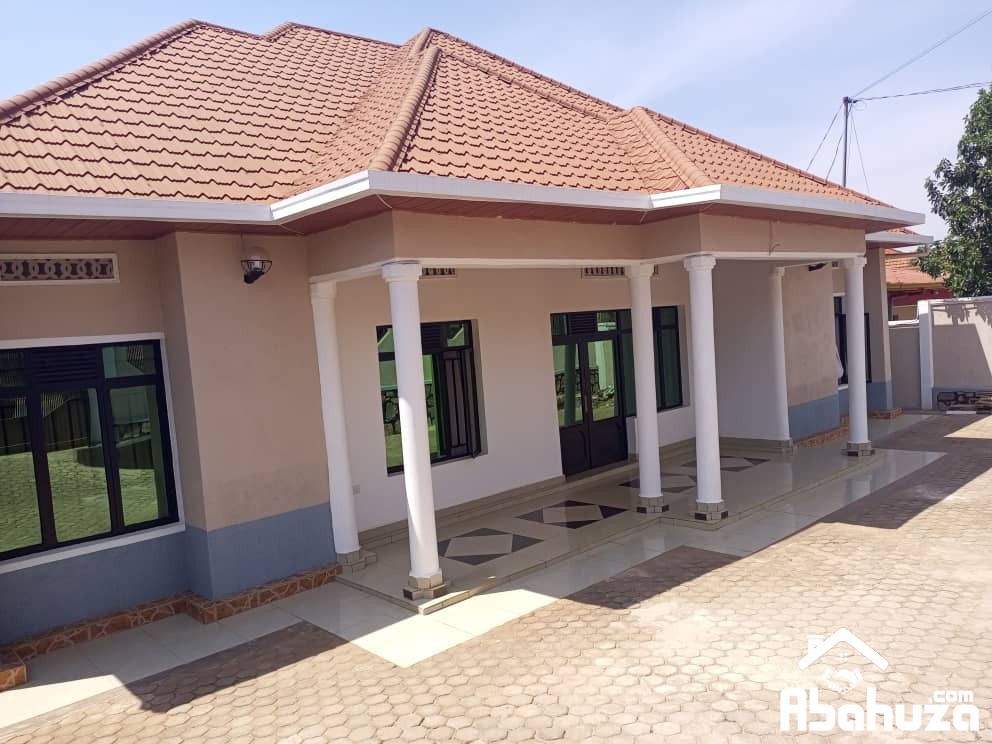A 5 BEDROOM HOUSE FOR SALE IN KIGALI AT KICUKIRO ON ASPHALT ROAD