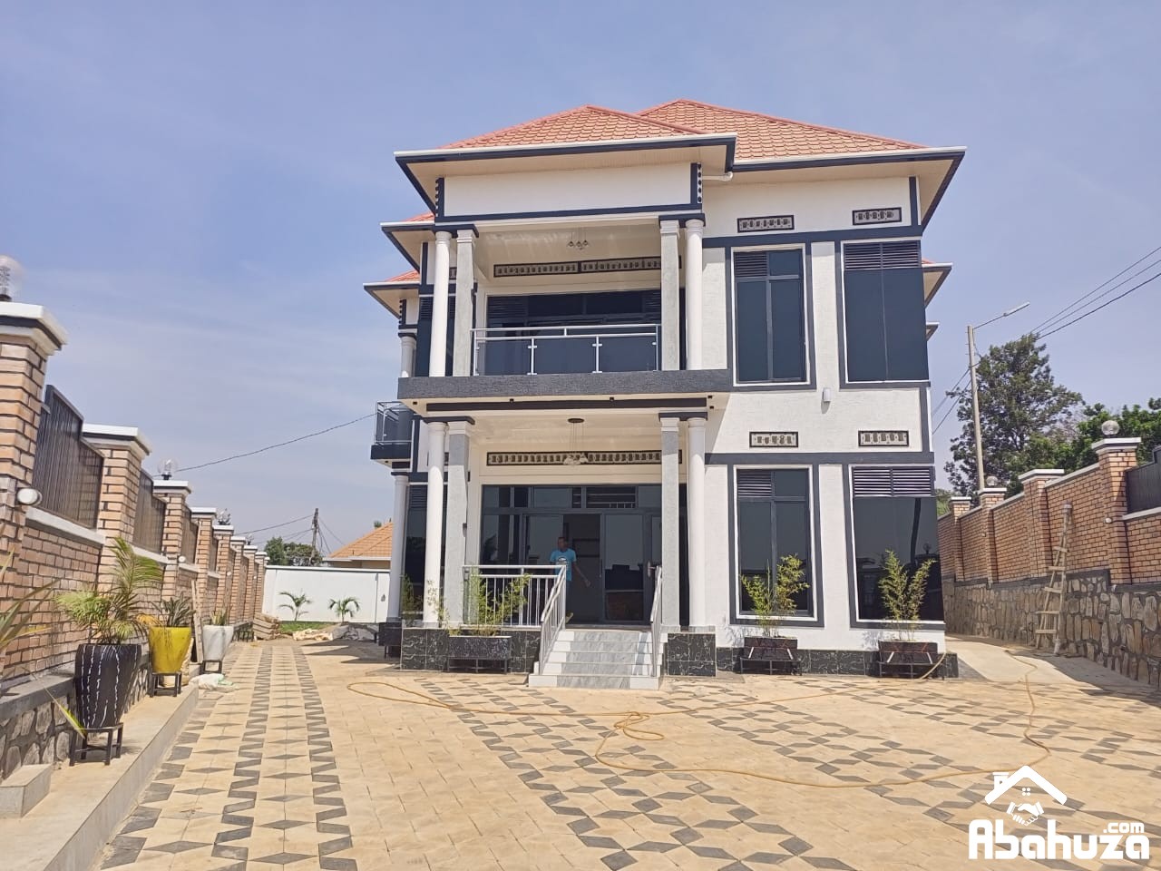 A 6 BEDROOM HOUSE FOR SALE IN KIGALI AT NIBOYE