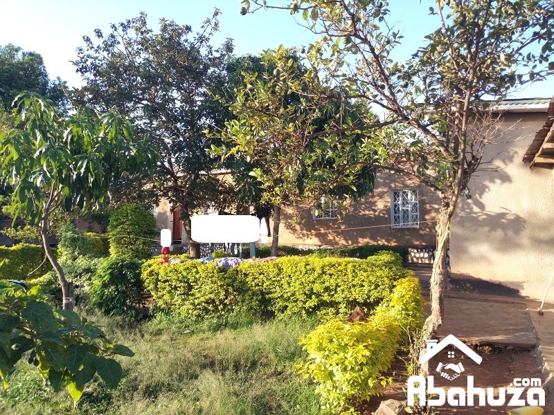 A NICE PLOT WITH HOUSE TO RENOVATE FOR SALE IN KIGALI-KACYIRU