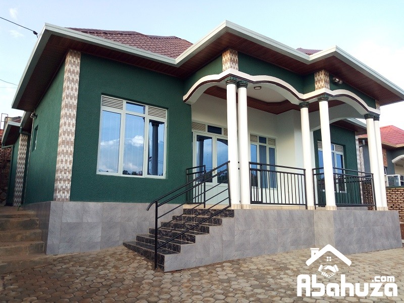 A NICE FINISHED HOUSE FOR SALE ON TARMAC ROAD IN KIGALI