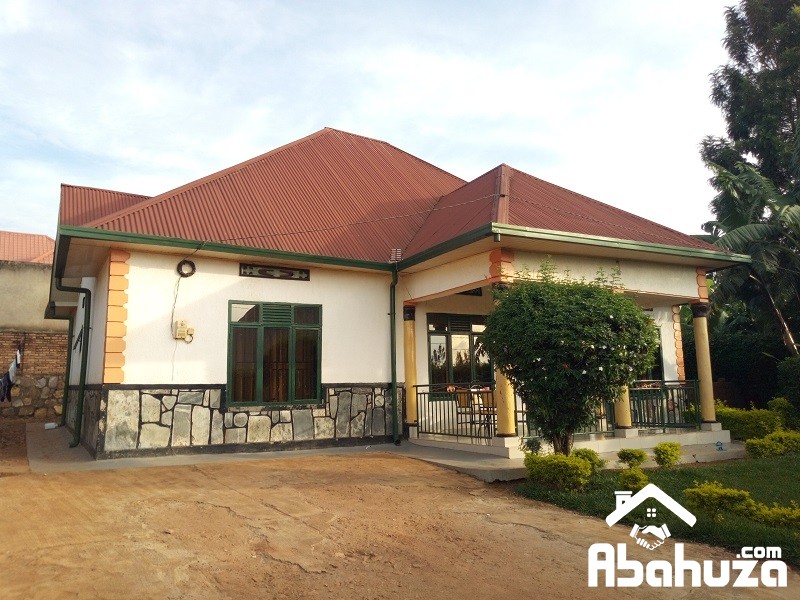 A HOUSE BUILT IN BIG PLOT FOR SALE IN KIGALI AT MASAKA