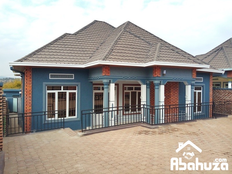NICE HOUSE FOR SALE ON TARMAC ROAD KIGALI-KANOMBE