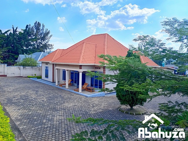 A HOUSE OF 4 ROOMS FOR RENT IN KIGALI AT KIMIHURURA