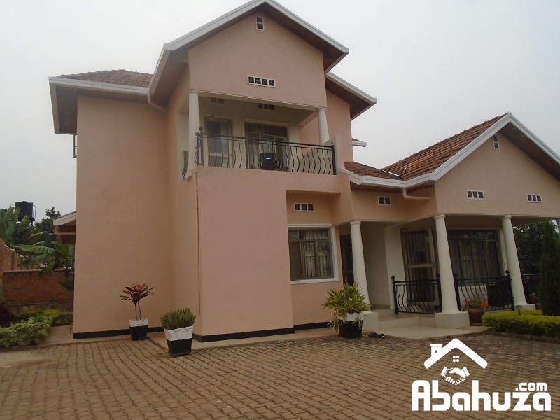 A FURNISHED 4 BEDROOM HOUSE FOR RENT IN KIGALI AT GACURIRO