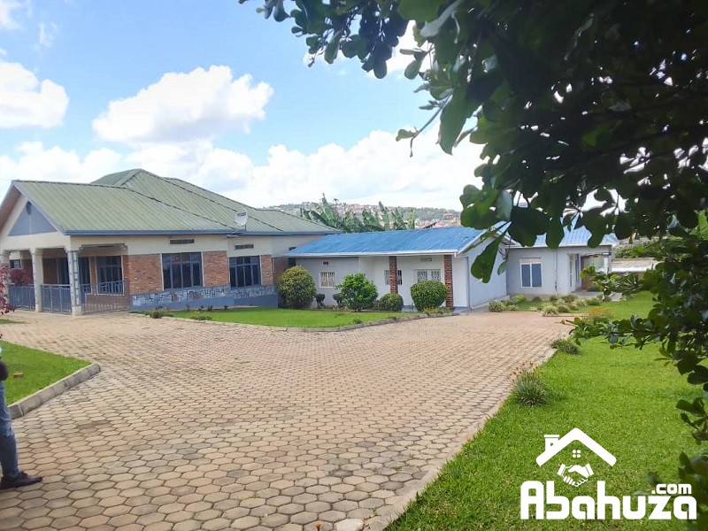 A   HOUSE FOR SALE IN BIG COMPOUND IN KIGALI AT KIMIRONKO